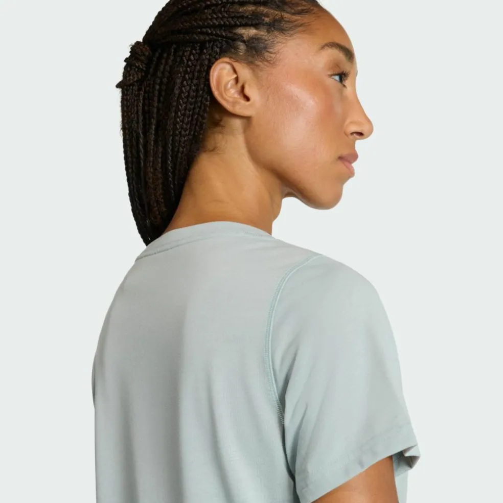 adidas · Workout Essentials T-Shirt mit tiefem