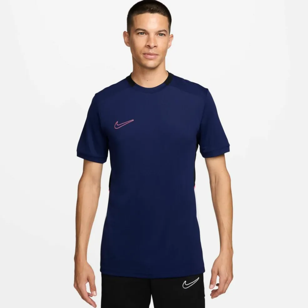 Nike · Academy 25
