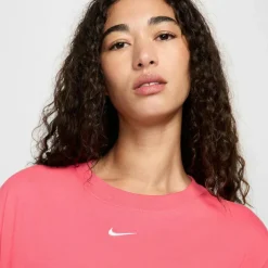 Nike · Essential