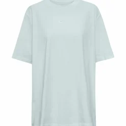 Nike · Essential