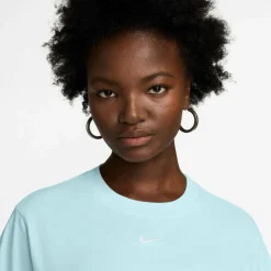 Nike · Essential