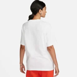 Nike · Essential