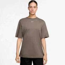Nike · Essential