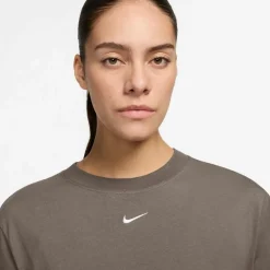 Nike · Essential