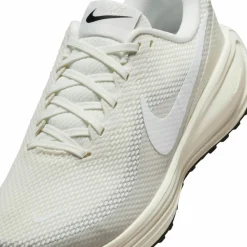 Nike · REVOLUTION 8