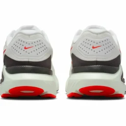 Nike · STRUCTURE 26