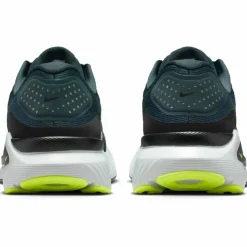 Nike · STRUCTURE 26