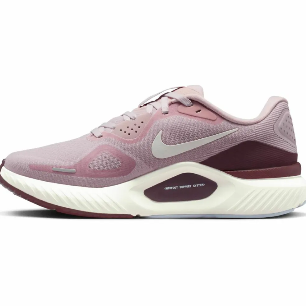 Nike · STRUCTURE 26