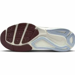 Nike · STRUCTURE 26