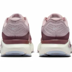 Nike · STRUCTURE 26