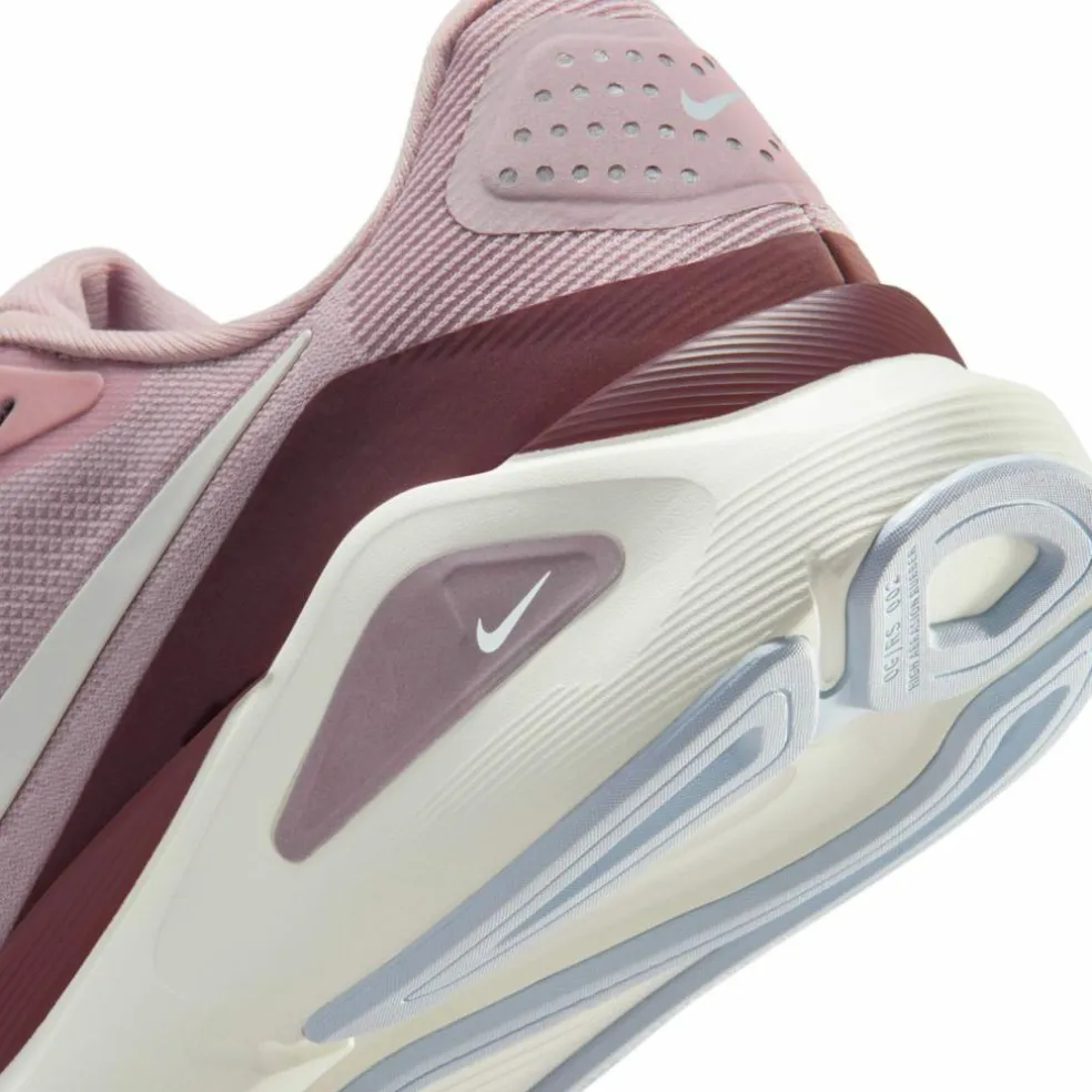 Nike · STRUCTURE 26