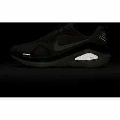 Nike · STRUCTURE 26