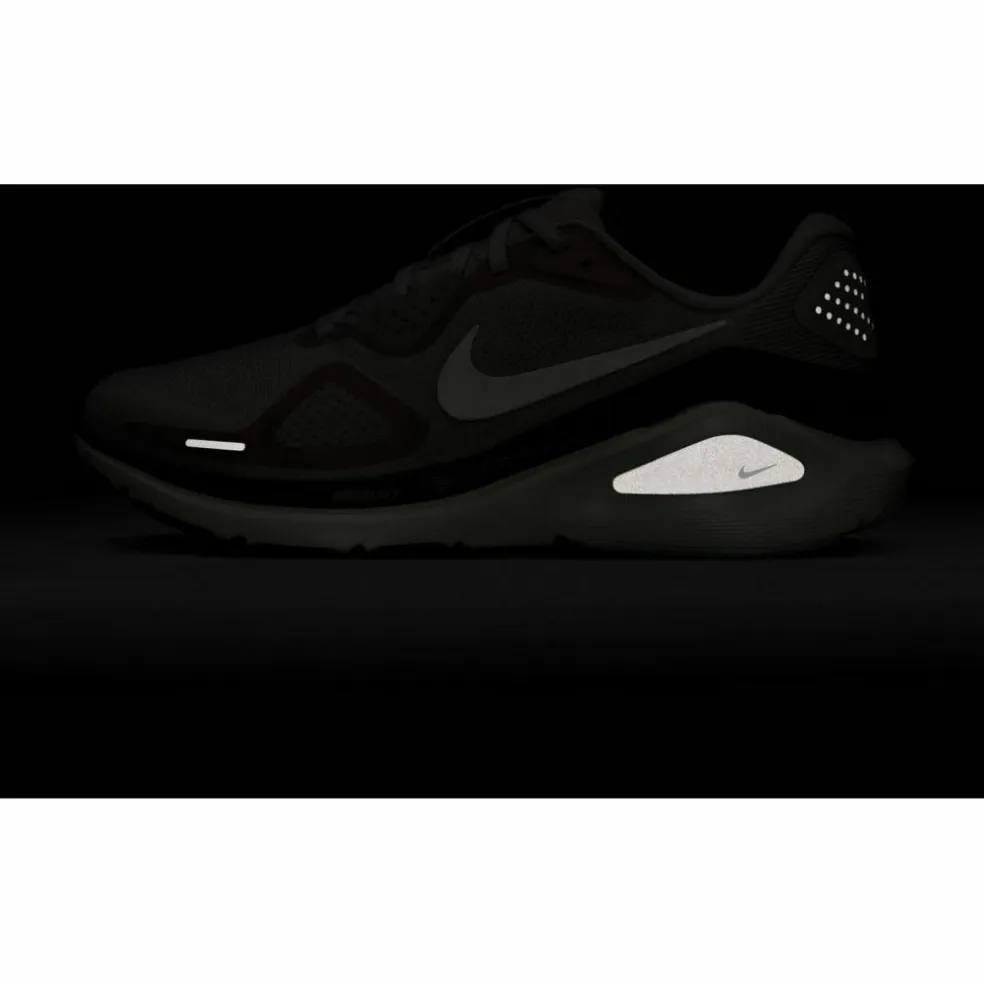 Nike · STRUCTURE 26