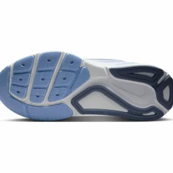 Nike · STRUCTURE 26
