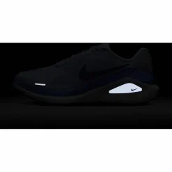 Nike · STRUCTURE 26