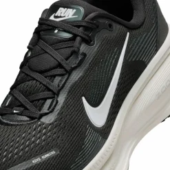 Nike · VOMERO 18