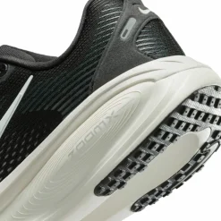 Nike · VOMERO 18