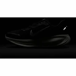 Nike · VOMERO 18