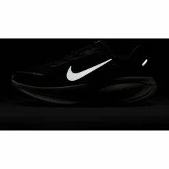 Nike · VOMERO 18