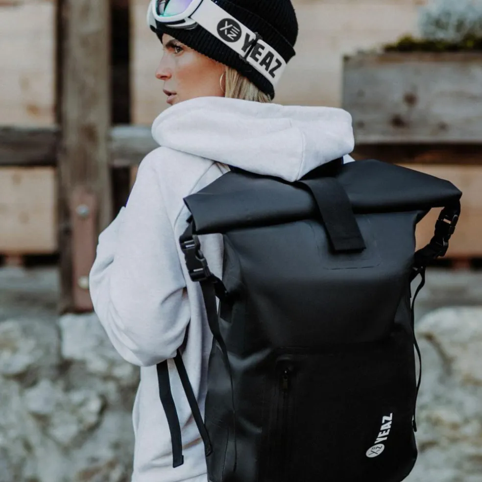 YEAZ · Wasserfester Rucksack weißes Logo